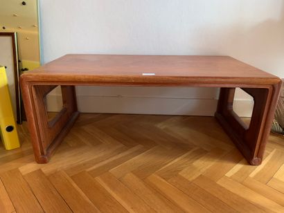 table basse en bois exotique, les côtés évidés....