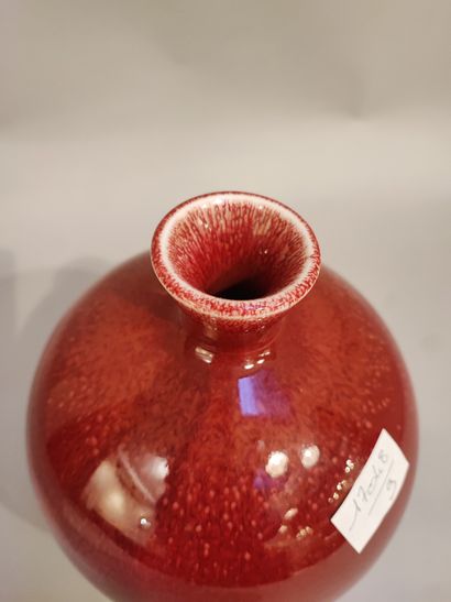 Chine ou Japon. Vase en porcelaine fond sang...
