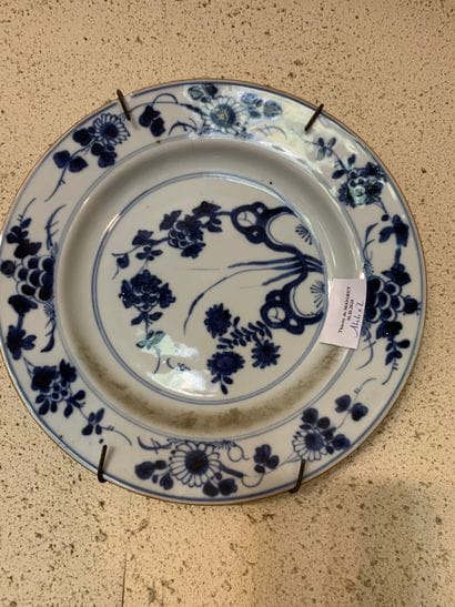 CHINE. Deux assiettes en porcelaine (ref...
