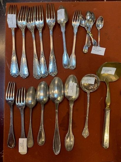 Ensemble de couverts en argent : - 5 fourchettes...