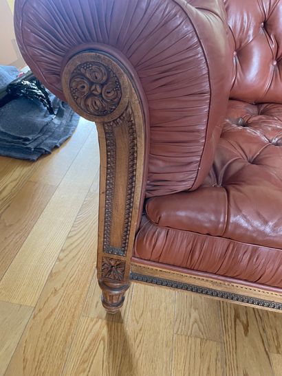 Canapé Chesterfield, montants en bois sculpté...