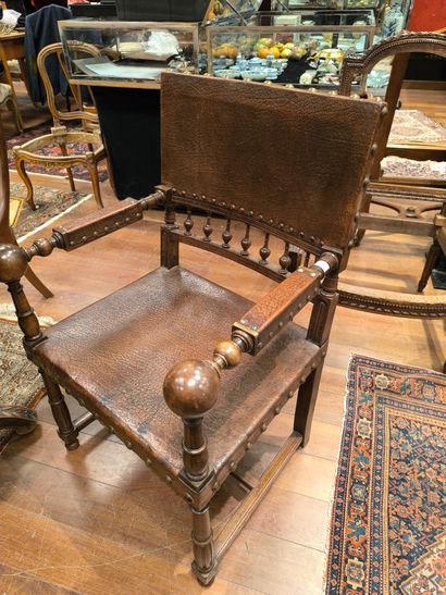 Fauteuil style Louis XIII (garni de cuir...
