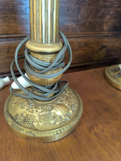 Paire de bougeoirs montés en lampe décor...