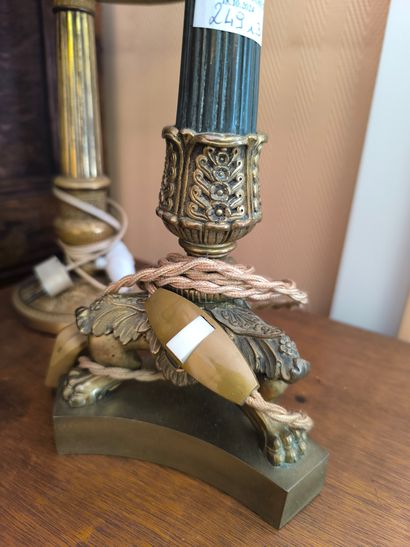 Paire de bougeoirs montés en lampe décor...
