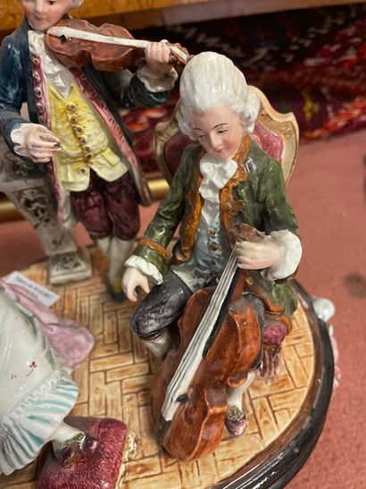 Groupe en barbotine polychrome figurant un...