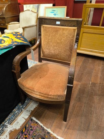 5 fauteuils en noyer, ou acajou, ou laqué,...