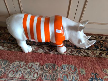 Rhinocéros en résine blanche et orange. Long.:...