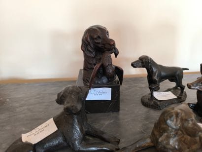 Lot de 5 groupes en bronze et divers. Chiens...