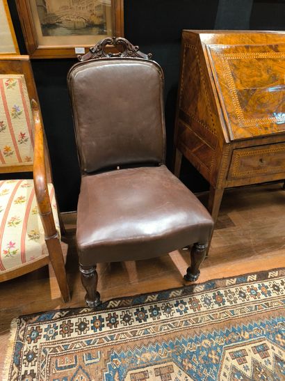 Fauteuil style Louis XIII (garni de cuir...