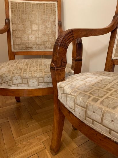 Paire de fauteuils en bois fruitier sculpté,...