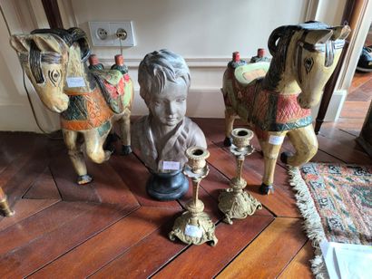 Lot comprenant : Paire de bougeoirs, Buste...