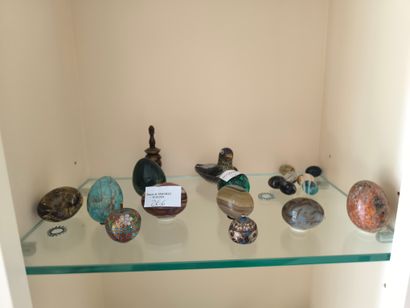 Lot d'œufs en pierre dures diverses ou verre...
