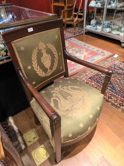 5 fauteuils en noyer, ou acajou, ou laqué,...