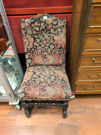 Trois chaises de style Louis XIII : une carcasse,...