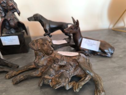 Lot de 5 groupes en bronze et divers. Chiens...