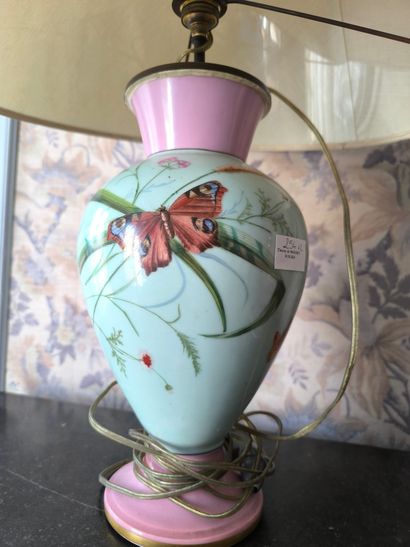 Deux pieds de lampes en porcelaine fond polychrome...