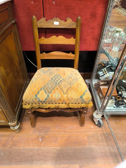 Trois chaises de style Louis XIII : une carcasse,...