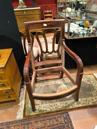 5 fauteuils en noyer, ou acajou, ou laqué,...