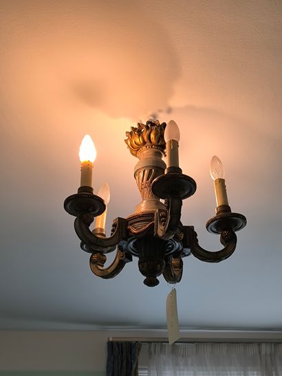 Trois lustres à 4 et 5 lumières en bois laqué...