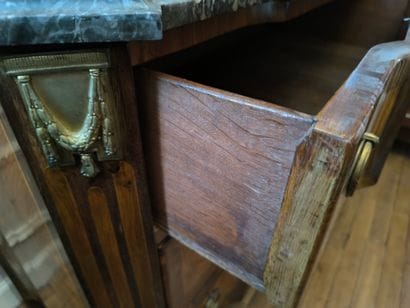 Commode à ressaut à trois tiroirs en placage....