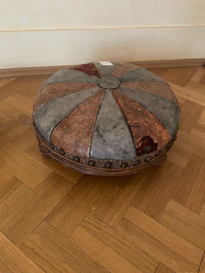 Tabouret de pieds rond garni de cuir H: 10...