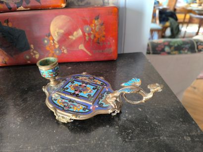 Trois boites laquées rouge. Vase en cloisonné,...