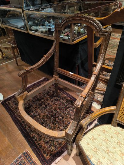 Fauteuil à dossier plat, en bois relaqué...