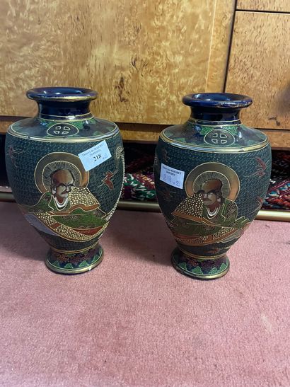 JAPON SATSUMA Paire de vases polychrome à...