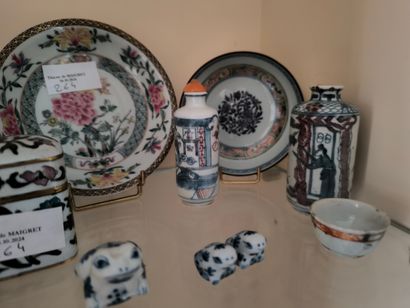 Lot de porcelaine, flacons, coupelles, tabatières,...