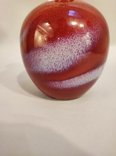 Chine ou Japon. Vase en porcelaine fond sang...