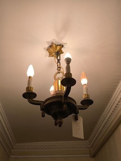 Trois lustres à 4 et 5 lumières en bois laqué...