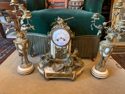 Garniture de cheminée : pendule et parie...