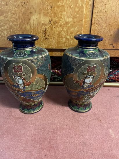 JAPON SATSUMA Paire de vases polychrome à...