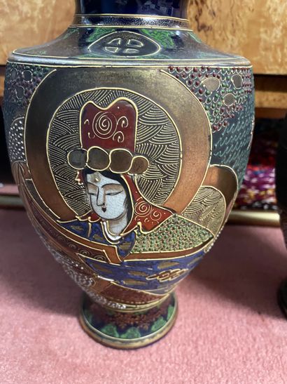 JAPON SATSUMA Paire de vases polychrome à...