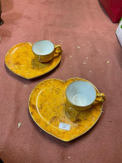 Paire de tasses et leur sous tasse en porcelaine...
