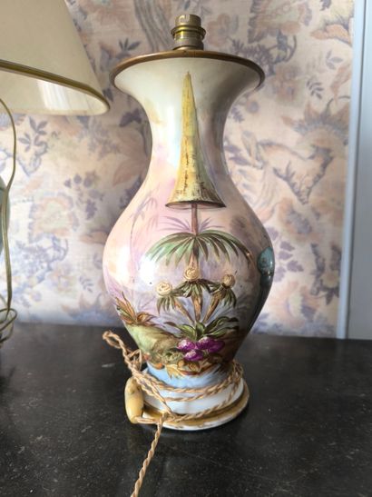 Deux pieds de lampes en porcelaine fond polychrome...