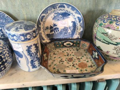 Lot de porcelaine Chine en blanc et bleu...