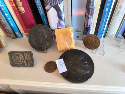 Lot comprenant horloge murale, repose stylo...