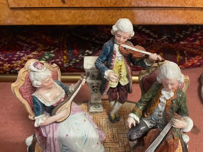 Groupe en barbotine polychrome figurant un...