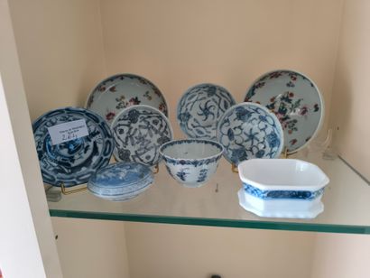 Lot de porcelaine, flacons, coupelles, tabatières,...