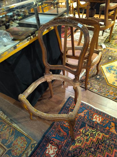 Paire de chaises en bois naturel sculpté...