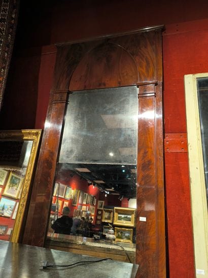Miroir en placage d'acajou, décor de pilastres...