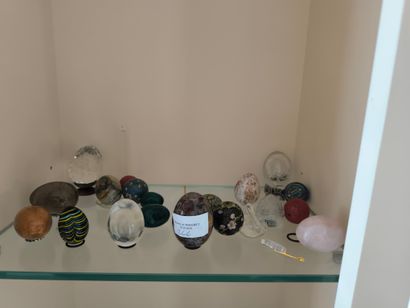 Lot d'œufs en pierre dures diverses ou verre...