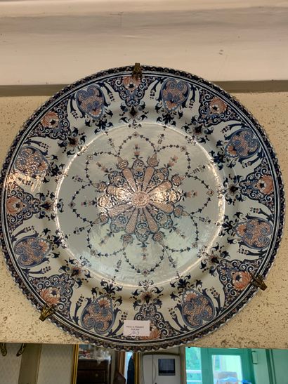 ROUEN. Grand plat en faïence, D : 45 cm (ref...