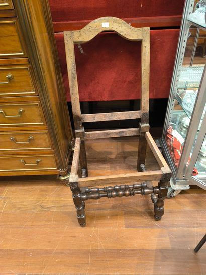Trois chaises de style Louis XIII : une carcasse,...
