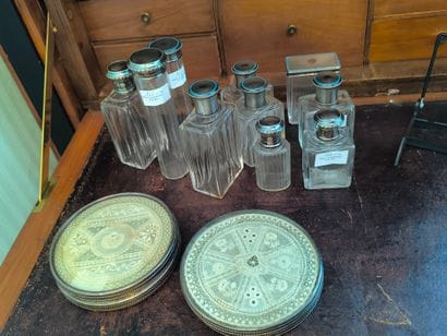 4 dessous de bouteille en verre montés argent...
