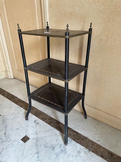 Guéridon à trois plateaux à décor marqueté...
