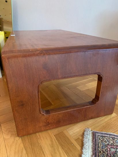 table basse en bois exotique, les côtés évidés....
