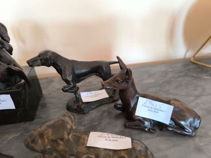 Lot de 5 groupes en bronze et divers. Chiens...