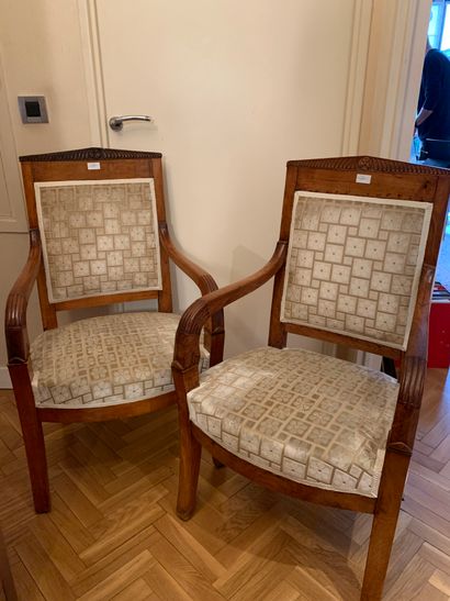Paire de fauteuils en bois fruitier sculpté,...